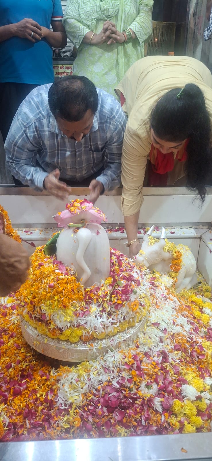 Additional District Deputy Commissioner Bhiwani and Charkhi Dadri Munish Nagpal, along with his wife Kalyani Nagpal, performed Rudrabhishek and worshiped Lord Bholenath.